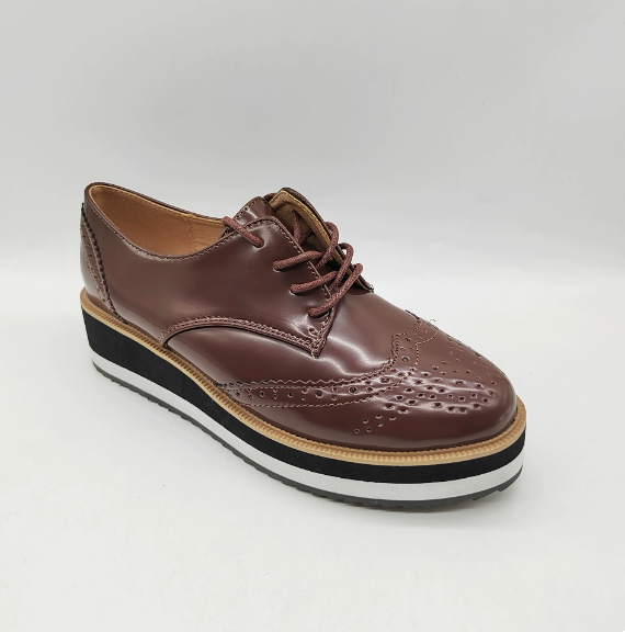 Scarpe Oxford donna nere con suola alta platform. Calzature eleganti con lacci, perfette per stile classico e comfort.