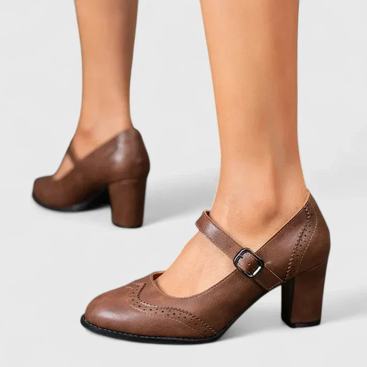 Classiche scarpe Mary Jane nere da donna, con tacco largo per stabilità e comfort quotidiano.