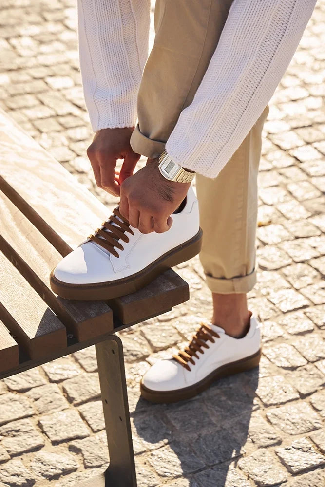 Moda uomo: sneakers rialzate 6cm bianco e marrone, calzature maschili casual per uno stile impeccabile.