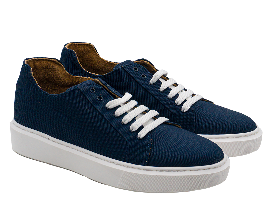 Dettaglio delle sneakers blu da uomo rialzate 6 cm, mostrando la texture del materiale e la qualità artigianale.