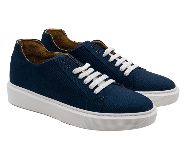 Dettaglio delle sneakers blu da uomo rialzate 6 cm, mostrando la texture del materiale e la qualità artigianale.