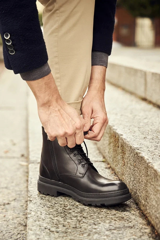 Calzature nere uomo, stivaletti stringati rialzati 7 cm per altezza extra e look sofisticato.