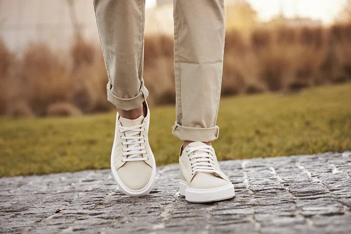 Dettaglio sneakers rialzate Amalfi beige 6 cm da uomo. Look casual elegante, massimo comfort e altezza aggiuntiva.