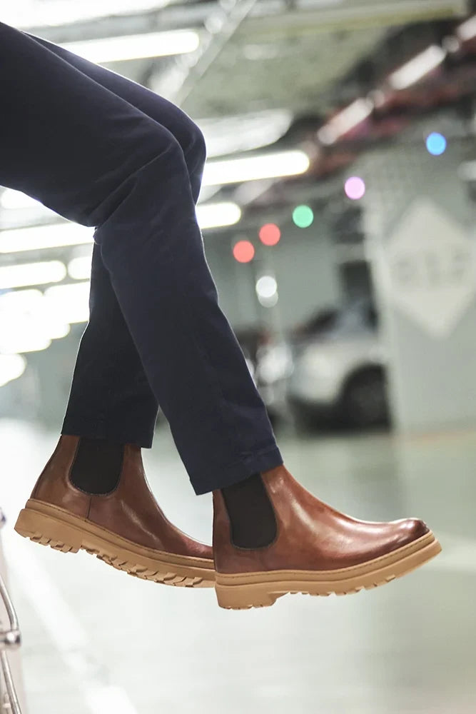 Stivaletti Chelsea marroni da uomo, rialzati di 7 cm. Scarpe eleganti e comode, perfette per ogni occasione.