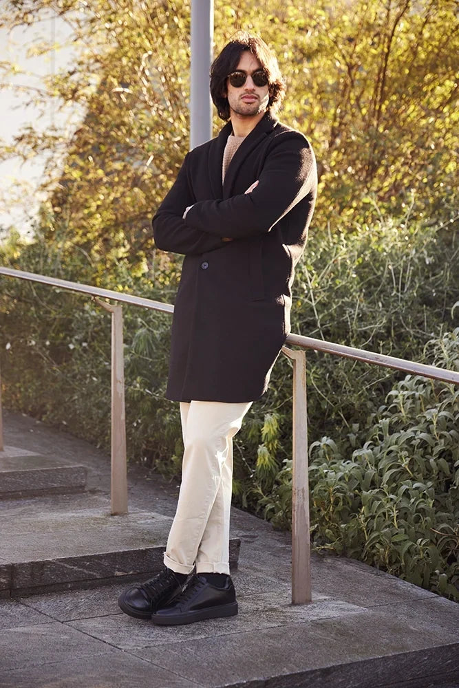 Scarpe sneakers nere da uomo che aumentano l'altezza di 6 cm con discreta eleganza, ideali per un look elevato.