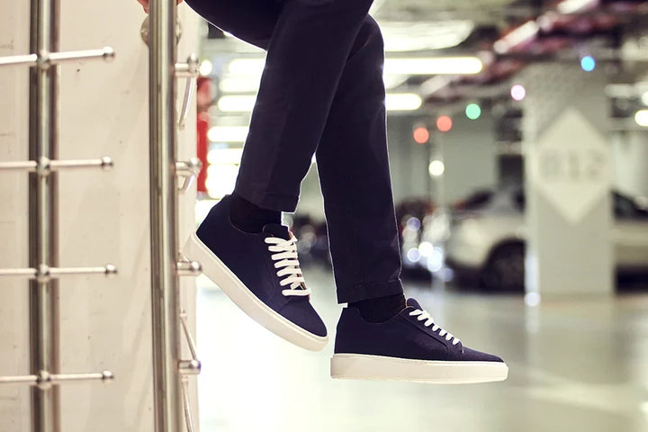 Suola rialzata delle sneakers blu da uomo 6 cm, per un aumento discreto dell'altezza e massimo comfort di camminata.