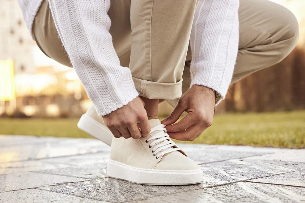 Sneakers rialzate da uomo Amalfi in beige chiaro, con aumento interno di 6 cm. Scarpe perfette per comfort e stile.
