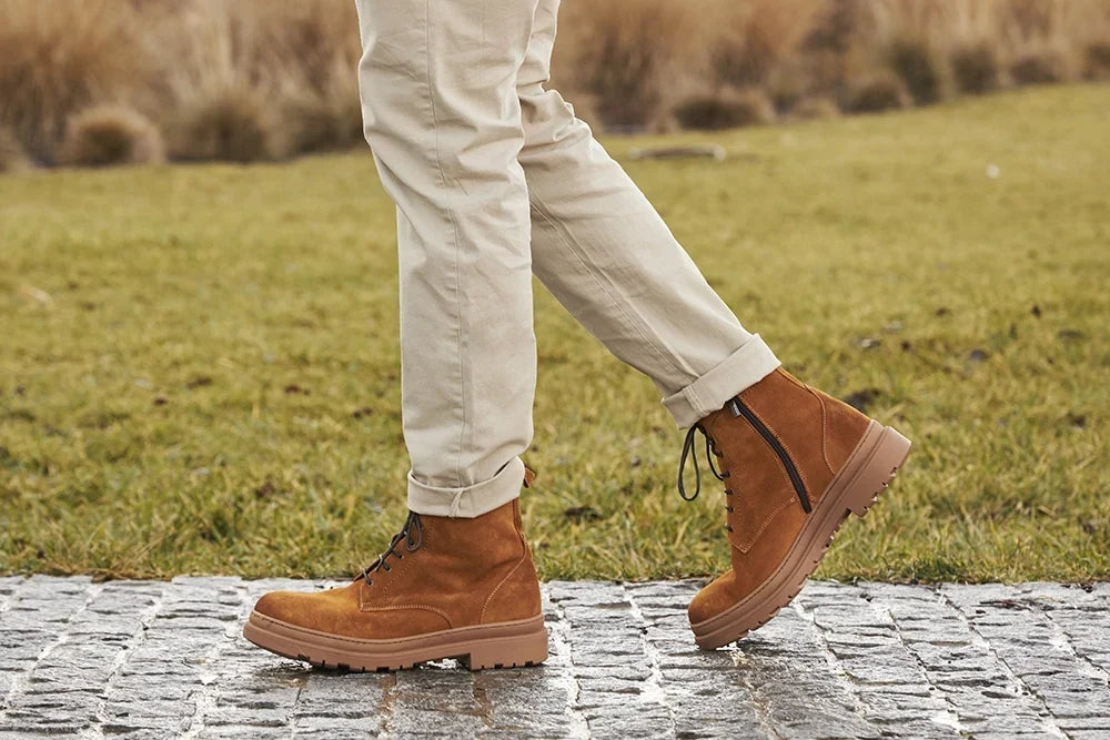 Calzature uomo rialzate 7 cm, stivaletti stringati cammello. Design sofisticato per un comfort elevato.