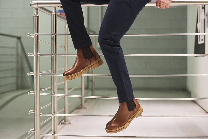 Stivaletti rialzati da uomo Chelsea in pelle marrone. Dettaglio del rialzo interno di 7 cm. Scarpe eleganti.