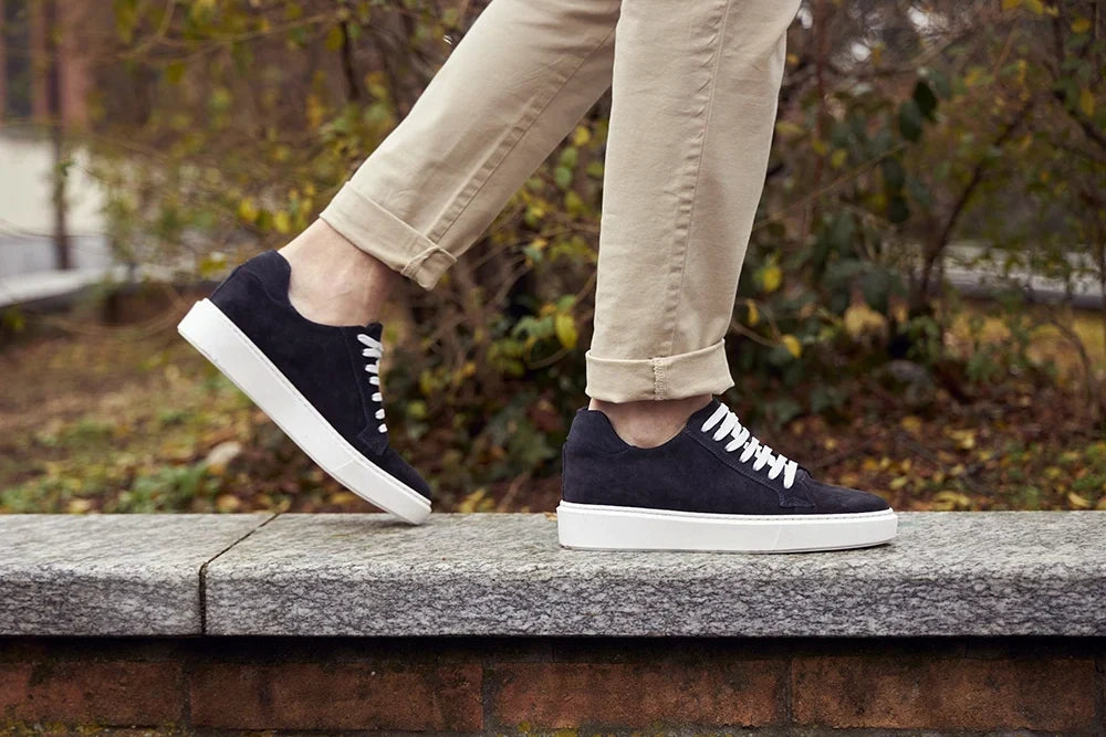 Eleganti sneakers nere da uomo, ideali per uno stile casual chic, offrendo comfort e un discreto rialzo.