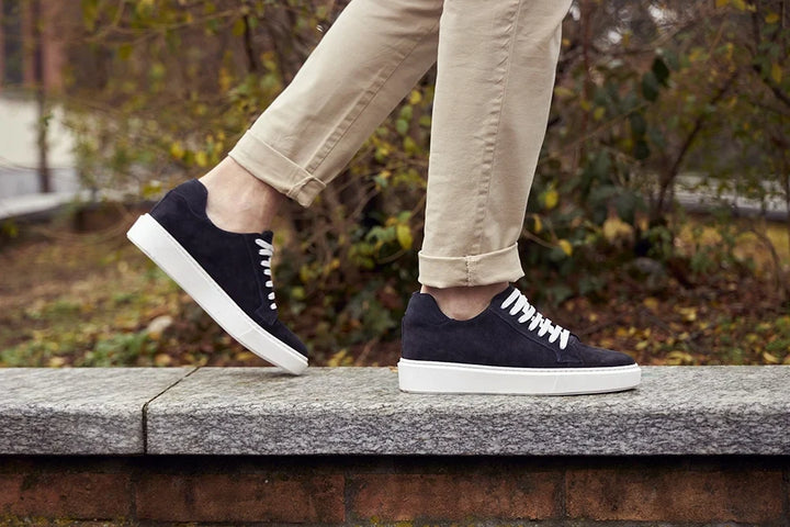 Eleganti sneakers nere da uomo, ideali per uno stile casual chic, offrendo comfort e un discreto rialzo.