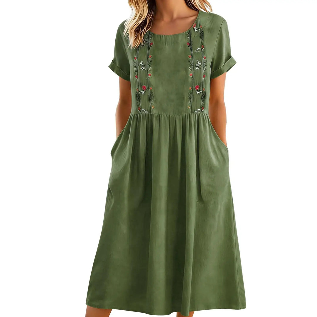 Abito midi donna con motivo floreale vivace e tasche. Moda estiva comoda ed elegante, ideale per outfit casual chic.