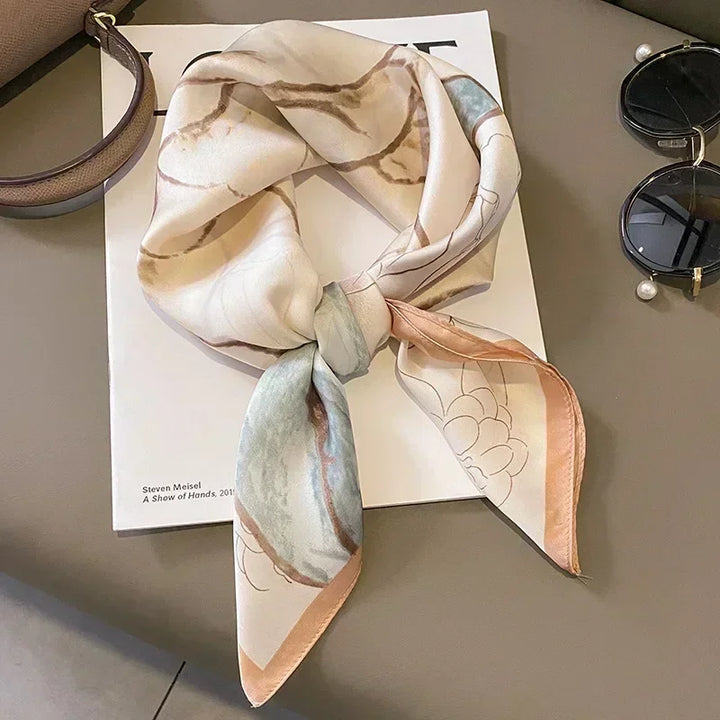 Elegante foulard donna in raso, stampa sofisticata, ideale per completare un look.