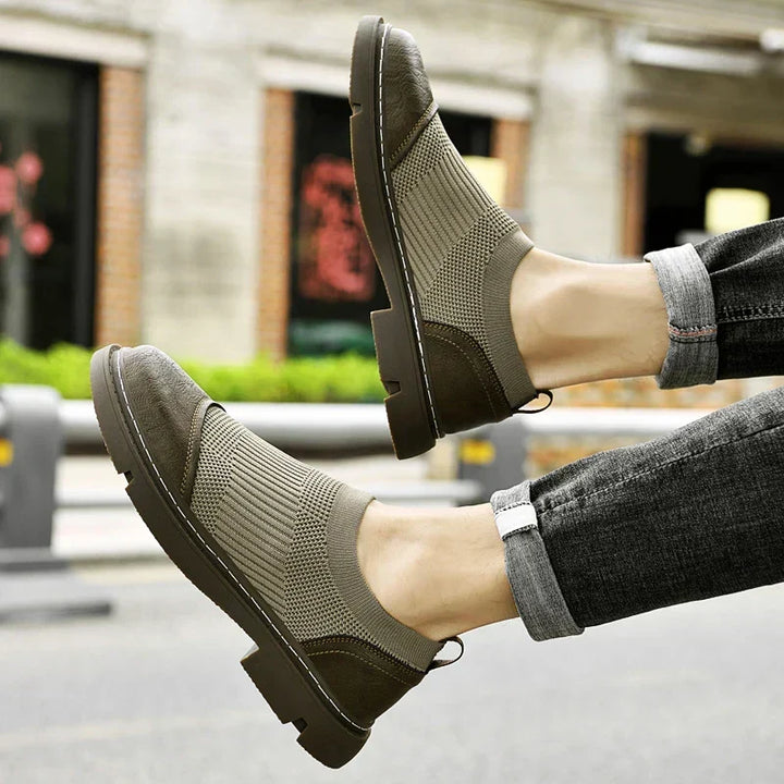 Profilo laterale sneakers uomo leggere, design minimalista. Ideali per comfort quotidiano e outfit casual.