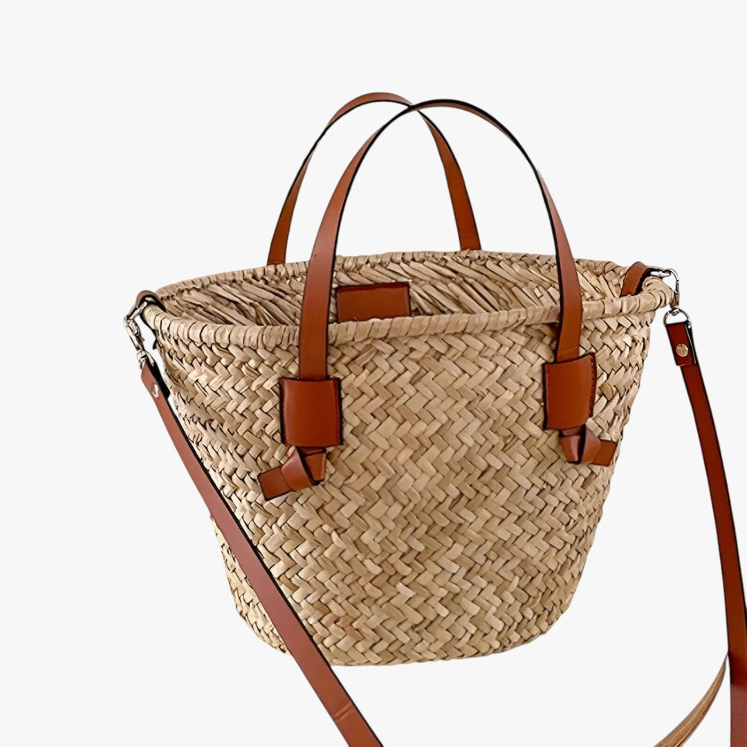 Tote bag donna marrone intrecciata con tracolla, versatile per spiaggia o città.