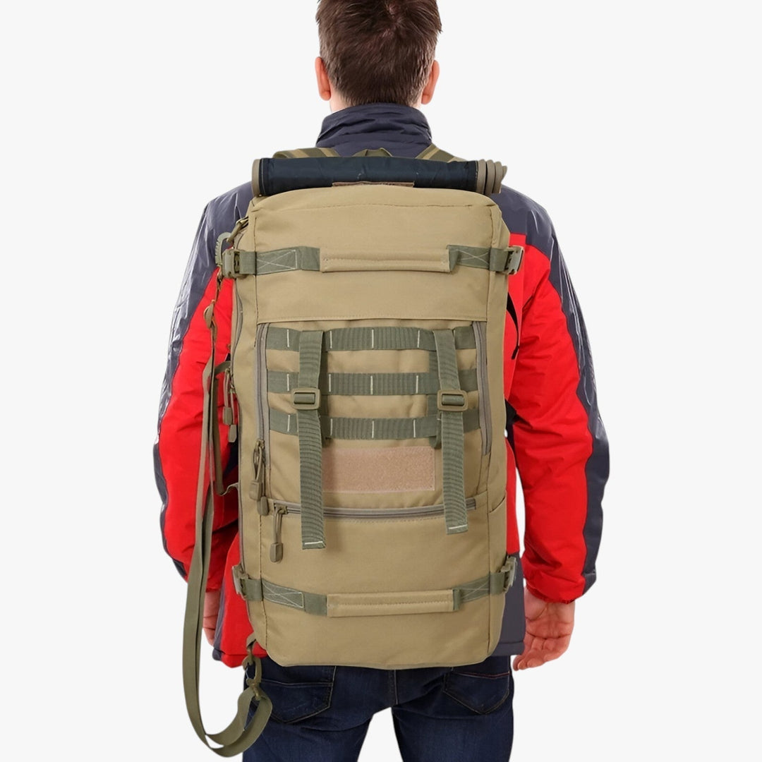 Zaino da trekking 50L kaki, realizzato con materiali resistenti per ogni avventura e viaggio.