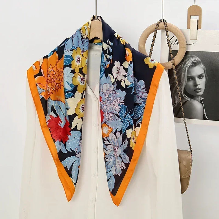 Raso satinato: foulard donna con stampa raffinata, accessorio elegante e leggero.