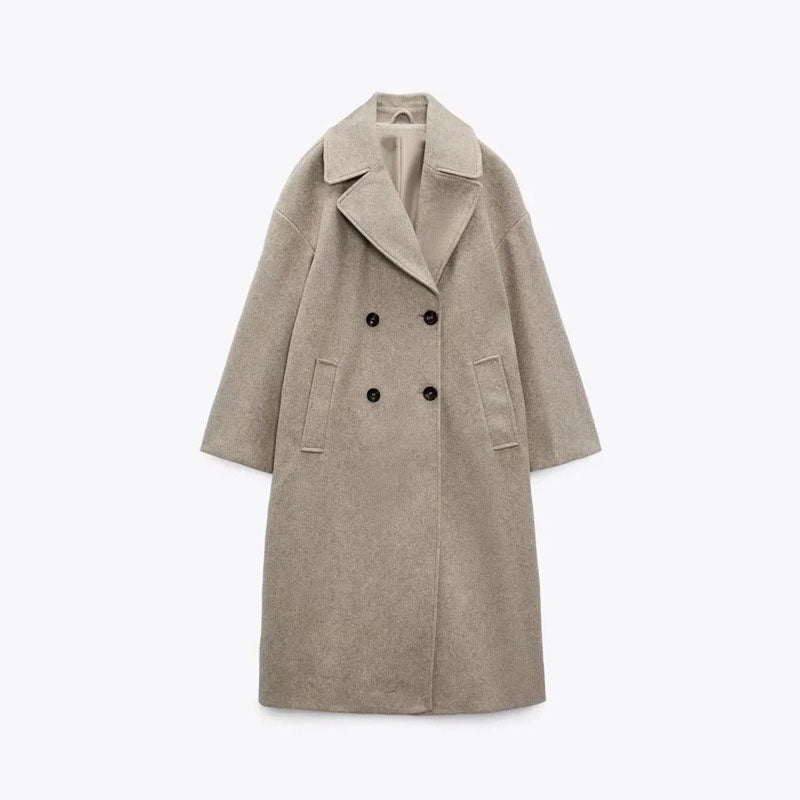 Silhouette elegante del cappotto lungo doppiopetto da donna, ideale per l'outfit chic.
