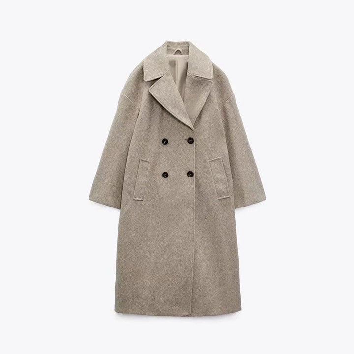 Silhouette elegante del cappotto lungo doppiopetto da donna, ideale per l'outfit chic.