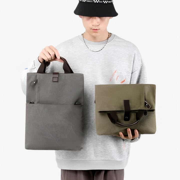 Elegante borsa messenger uomo nera con tracolla regolabile, perfetta per l'uso quotidiano.