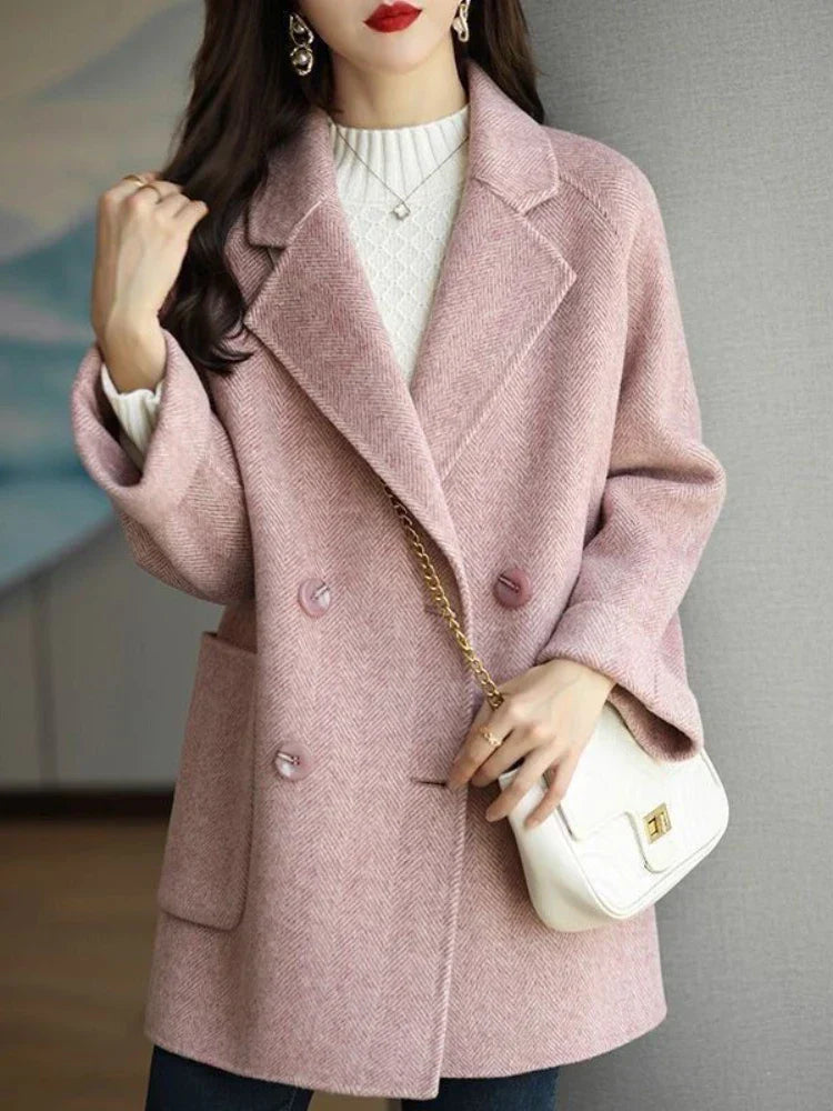 Cappotto autunnale-invernale donna, doppiopetto, con tasche frontali e colletto a rever sartoriale.