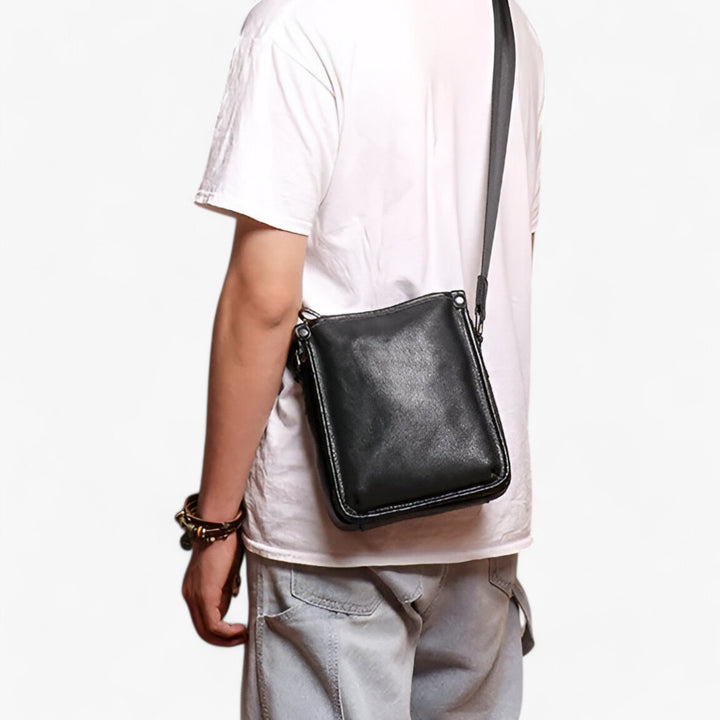 Pratica borsa a tracolla verticale uomo per viaggi, nera e resistente, per portare l'essenziale con stile.