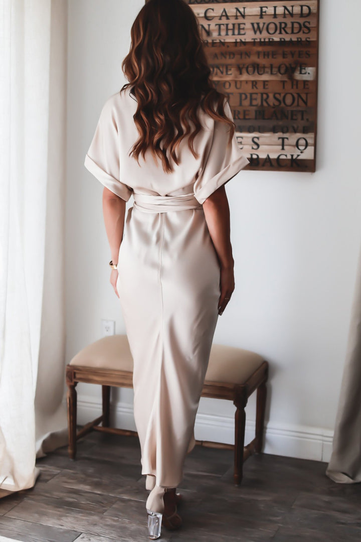 Maxi abito estivo da donna con bottoni, perfetto per occasioni casual e formali.