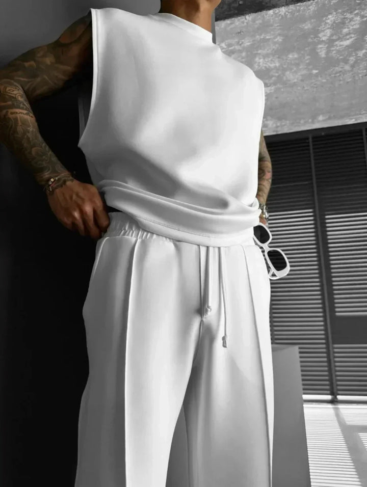 Abbigliamento maschile casual: completo due pezzi con top senza maniche e pantaloni sartoriali.