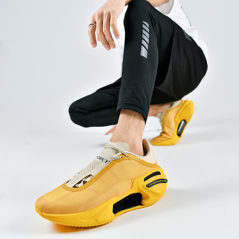 Vista laterale delle sneakers uomo, evidenzia suola ammortizzata e design dinamico.