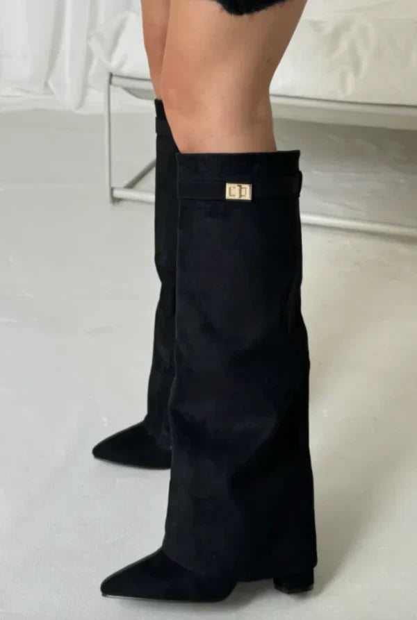 Stivali donna in pelle scamosciata per un look elegante. Zeppa nascosta e fibbia dorata per comfort chic.