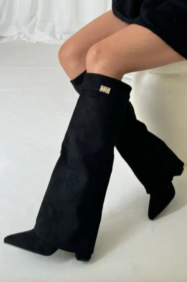 Stivali alti donna in scamosciato elegante con zeppa discreta e fibbia dorata lucida. Ideali per moda autunnale.