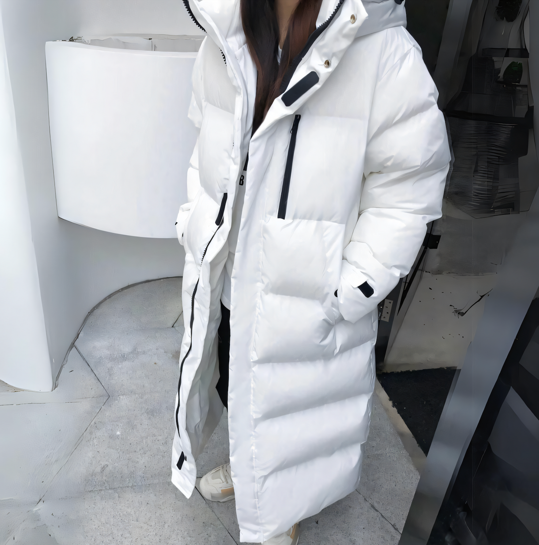 Piumino lungo oversize donna con cappuccio, perfetto per un look invernale caldo e casual.