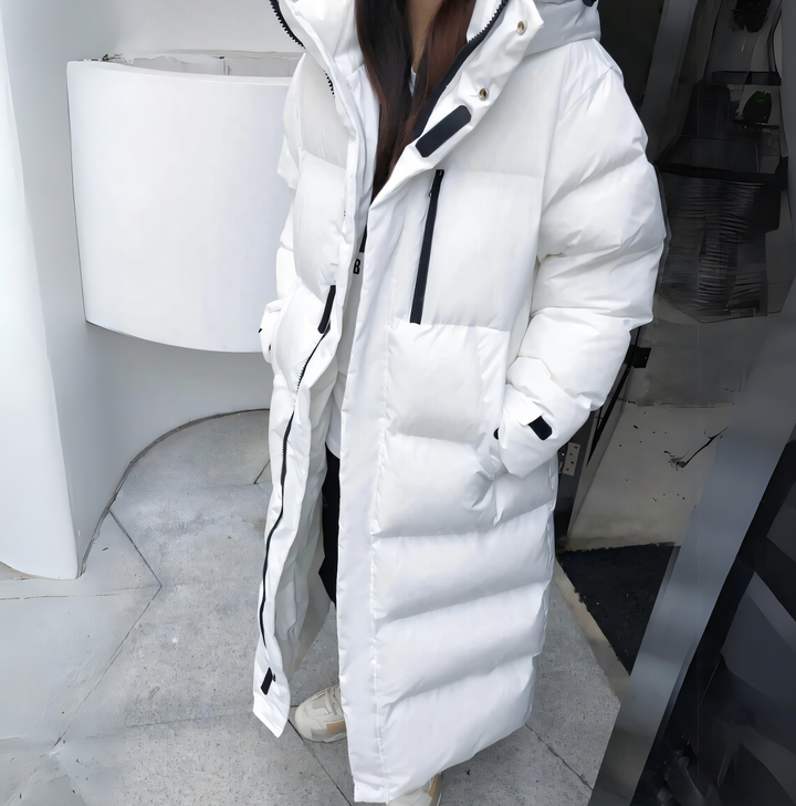 Piumino lungo oversize donna con cappuccio, perfetto per un look invernale caldo e casual.