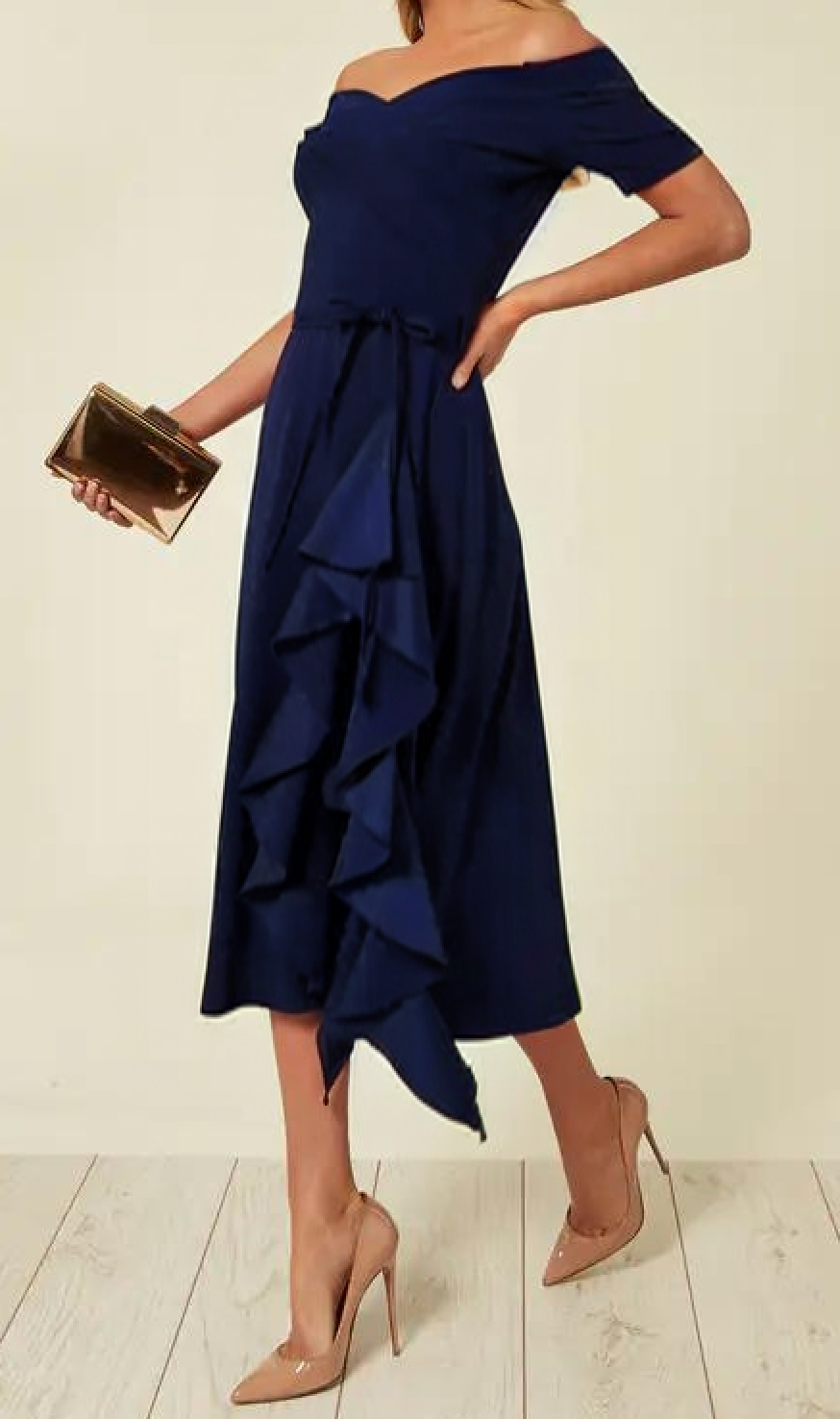 Vestito elegante off-shoulder sagomato rosso, ideale per eventi serali o un look casual chic estivo.