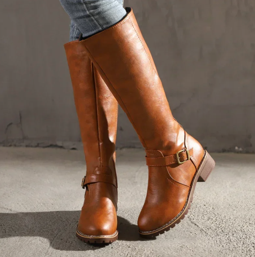 Primo piano degli stivali donna in ecopelle, dettaglio cuciture. Scarpe eleganti e comode per autunno/inverno.