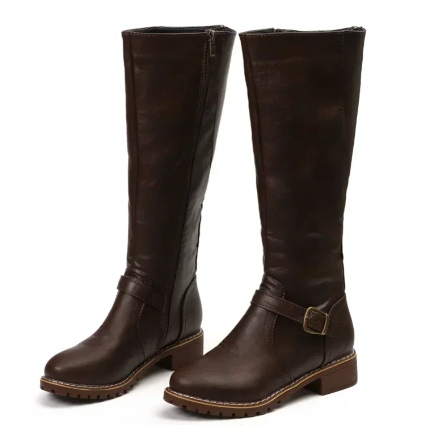 Look completo con stivali donna neri alti, stile elegante e comfort duraturo. Ideali per outfit invernali.