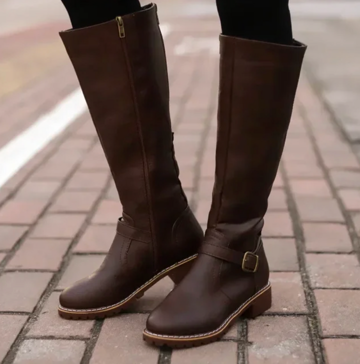 Calzature donna invernali: stivali alti neri con fibbia, perfetti per look elegante e comodo in città.
