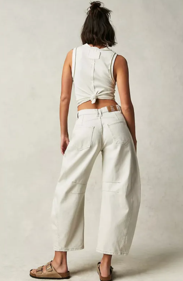 Pantaloni donna in denim balloon, un capo statement per la moda casual e lo street style.