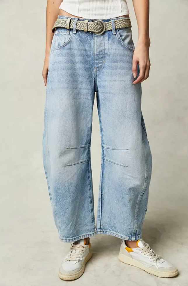 Modello balloon da donna in denim di cotone, vita media, perfetti per uno stile moderno e comodo.