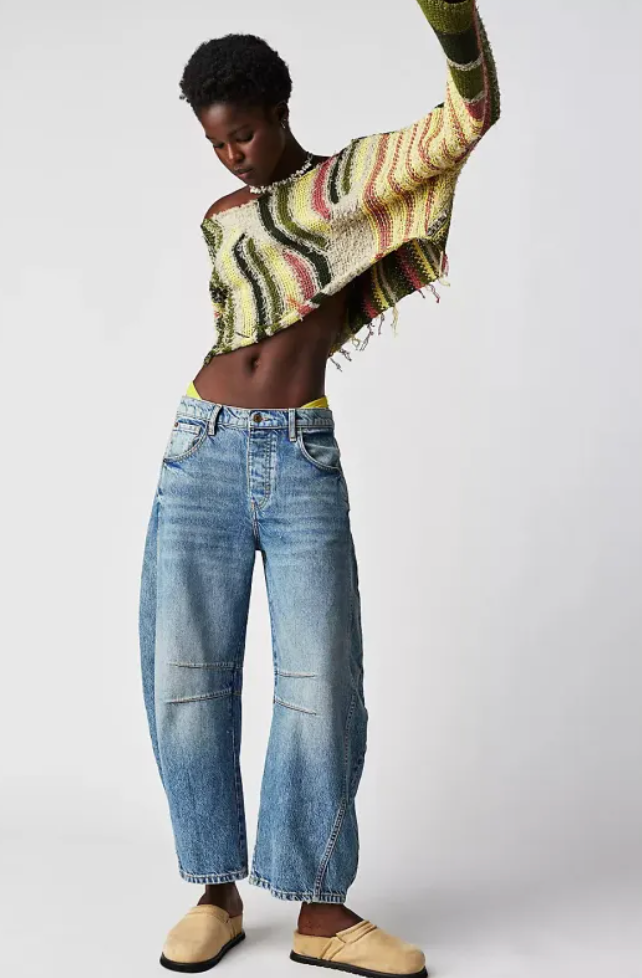 Pantaloni larghi donna in denim effetto balloon, ideali per street style e outfit alla moda.