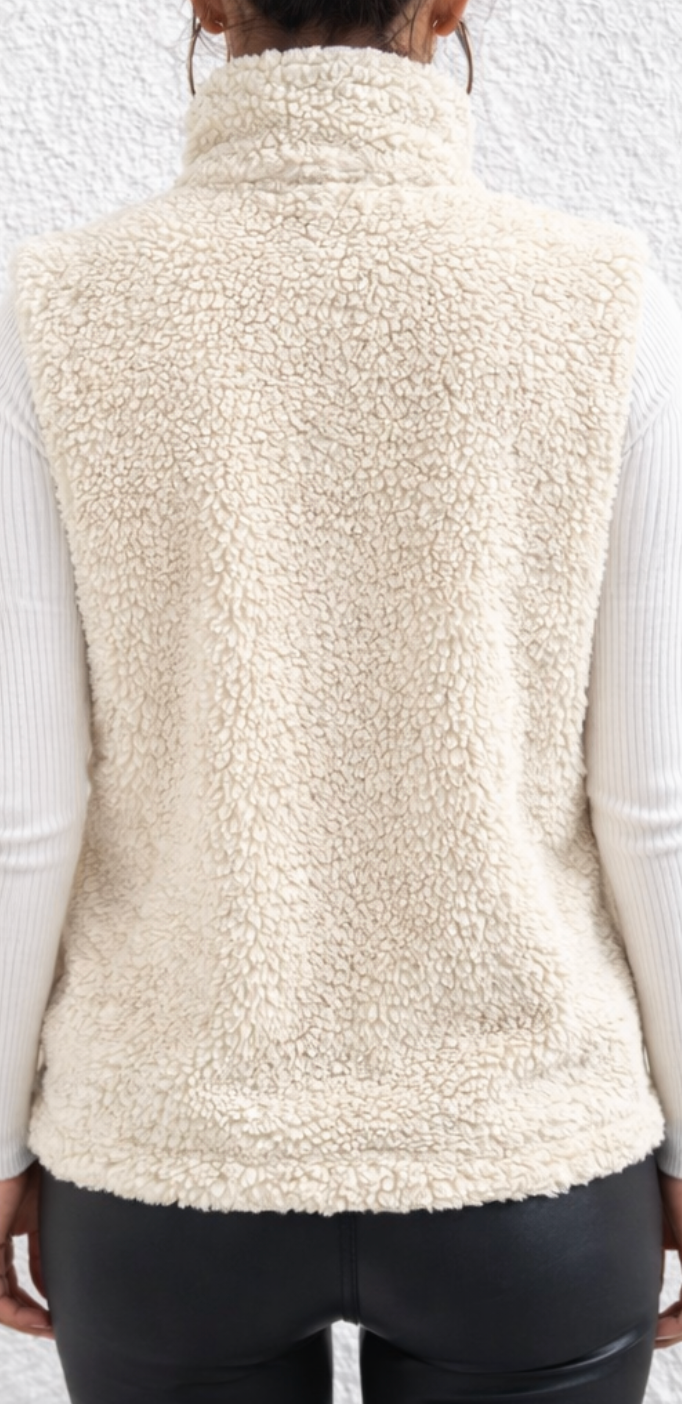Gilet donna caldo in pelliccia teddy spento bianco, con zip, comodo e senza maniche per il clima freddo.