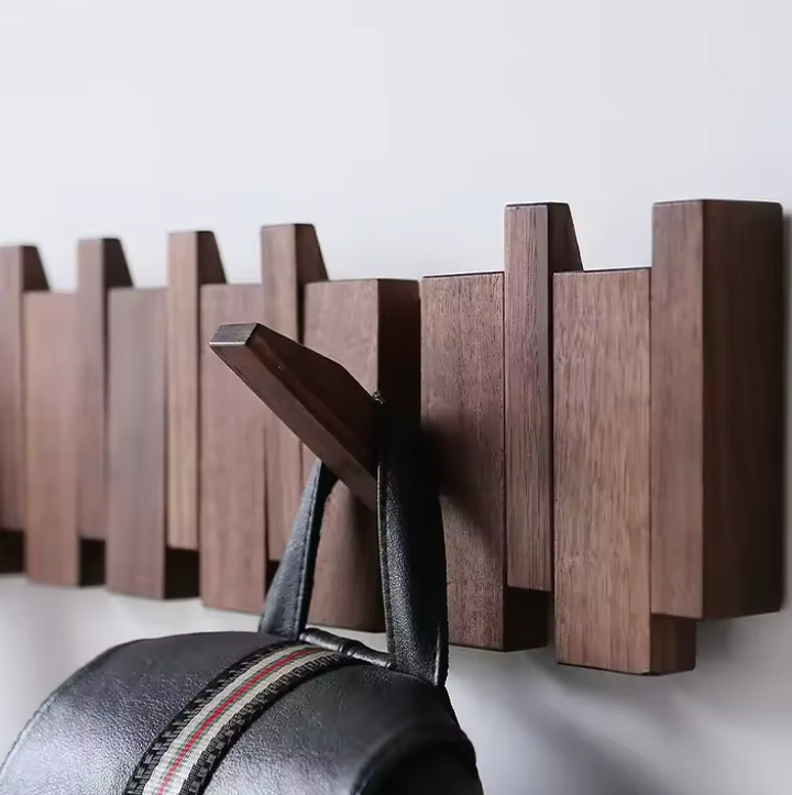 Appendiabiti in legno di noce, stile classico. Caldo complemento d'arredo per un ingresso accogliente.