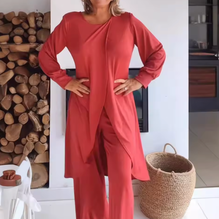 Due pezzi donna: set di top e pantaloni, morbido e adatto come homewear, pigiama o outfit casual quotidiano.