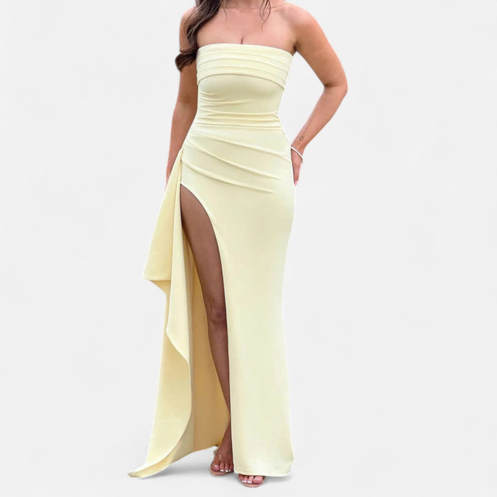 Vestito da sera aderente senza spalline con spacco alto. Abito donna glamour per cocktail ed eventi eleganti.