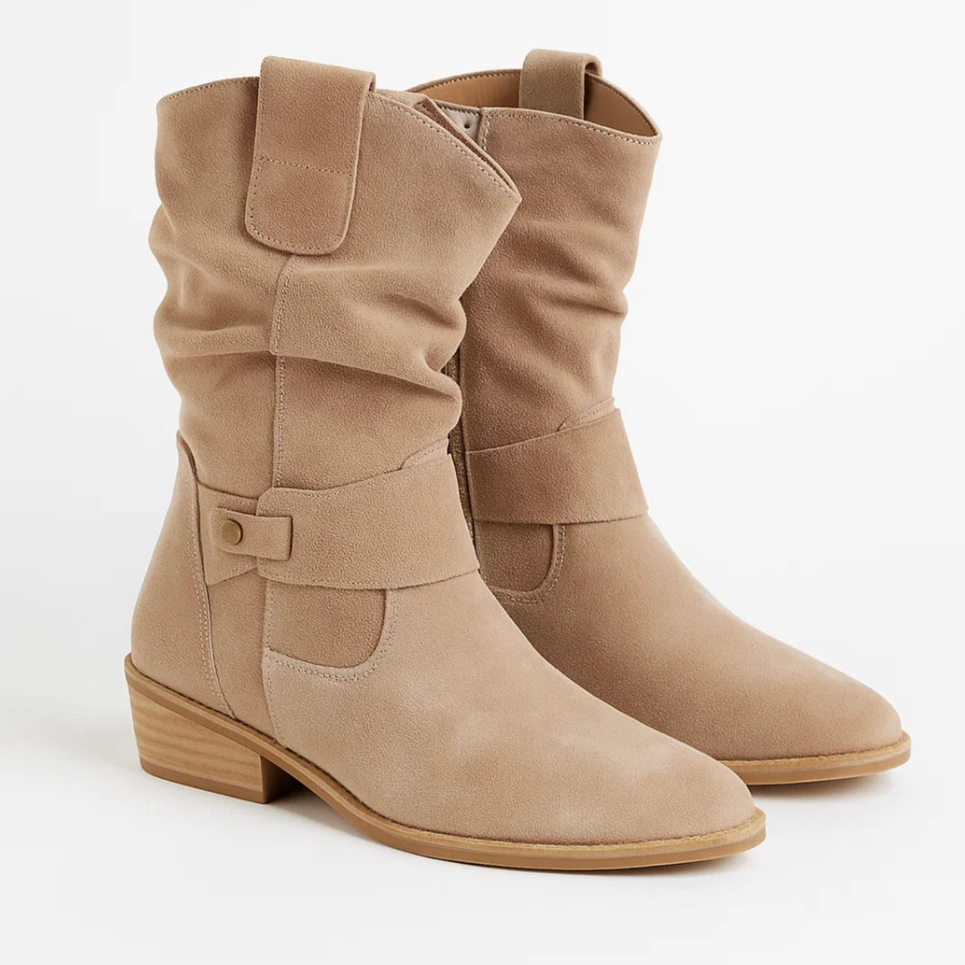 Stivaletti donna versatili con tacco basso e zip, ideali per look invernali eleganti o casual.