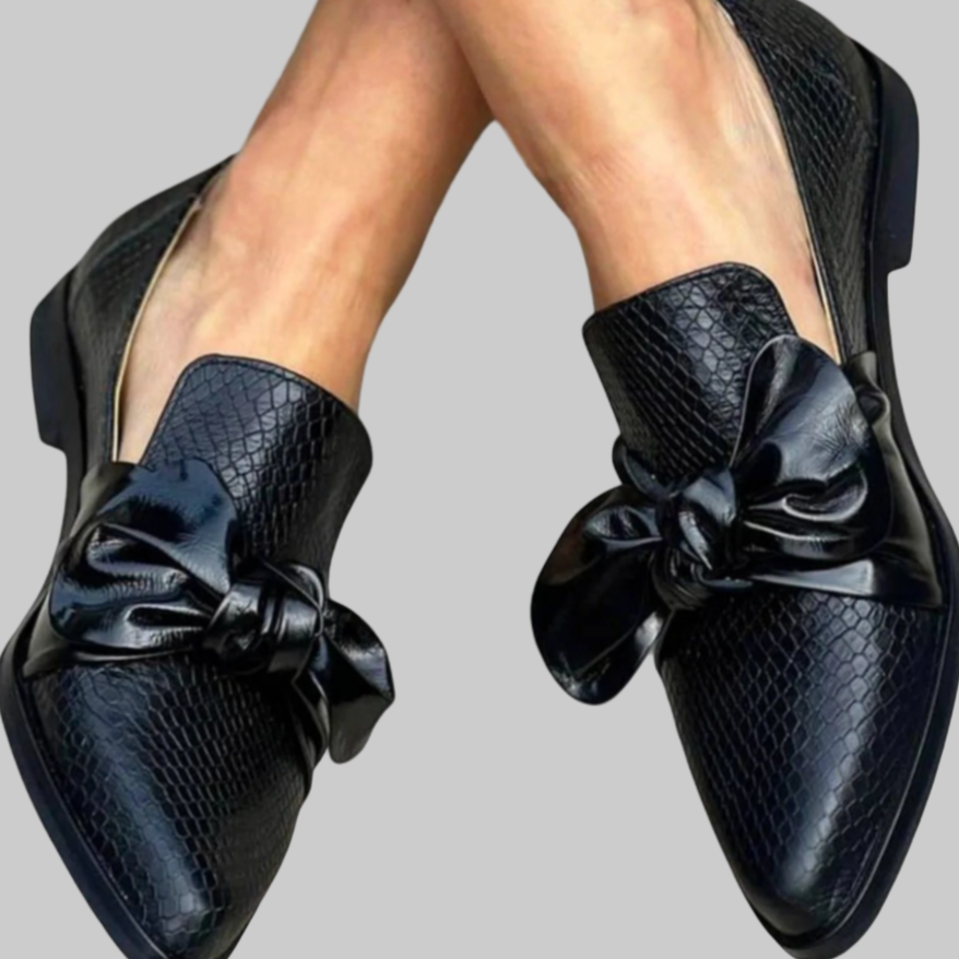 Scarpe mocassini da donna slip-on neri con raffinata superficie strutturata, ideali per ufficio e occasioni speciali.