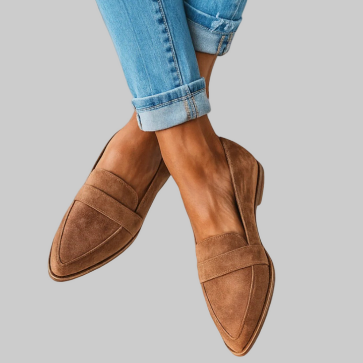 Dettaglio ravvicinato di mocassini donna con sofisticata superficie strutturata, stile e comfort garantiti.