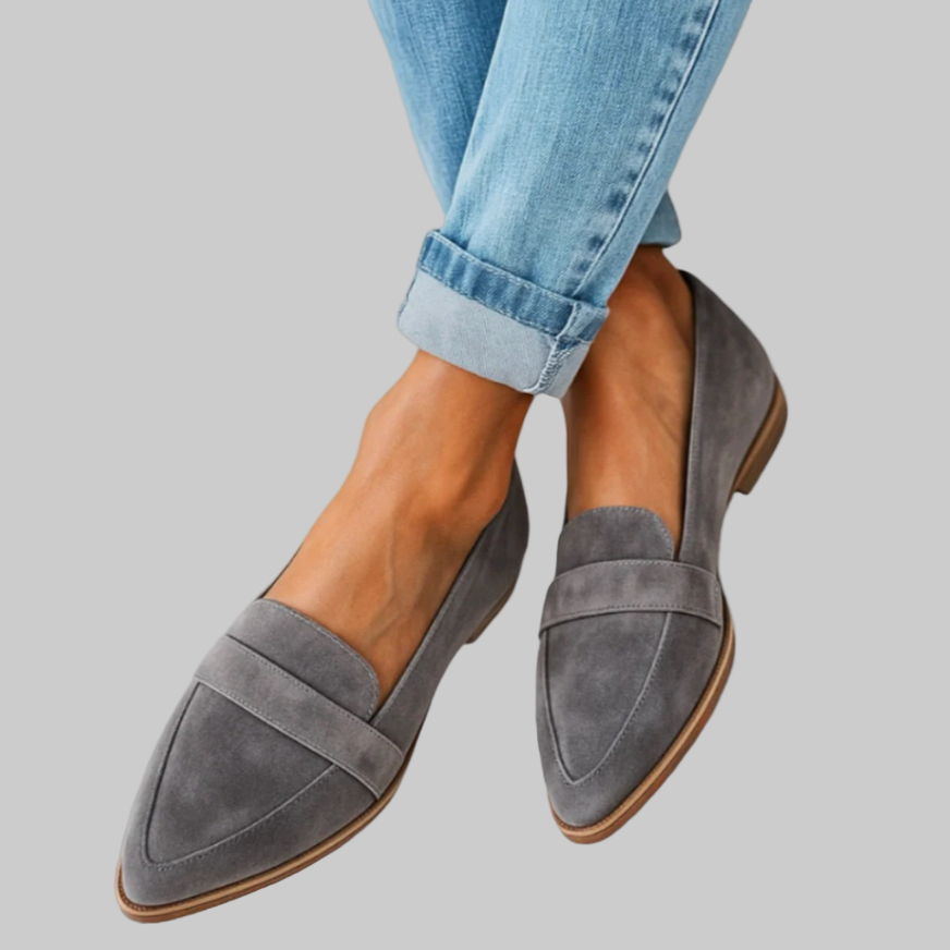 Profilo laterale dei mocassini da donna eleganti, con design slip-on e punta affusolata alla moda.