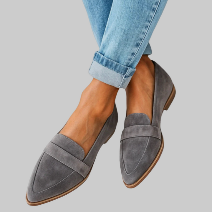 Profilo laterale dei mocassini da donna eleganti, con design slip-on e punta affusolata alla moda.