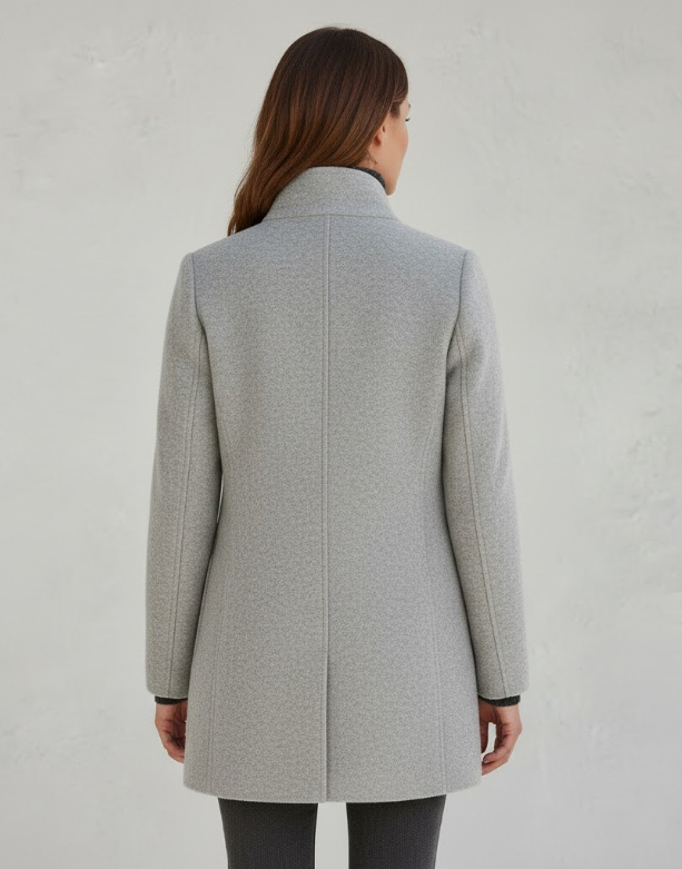 Giacca corta monopetto da donna, look casual chic, ideale capospalla invernale.